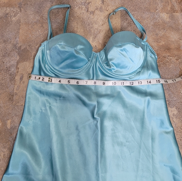 Satiny Lacy Lingerie with adjustable straps - Picture 2 of 6